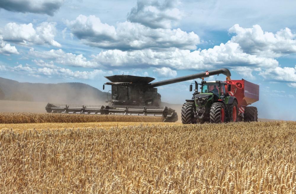 Moissonneuse et tracteur Fendt