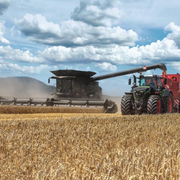 Moissonneuse et tracteur Fendt