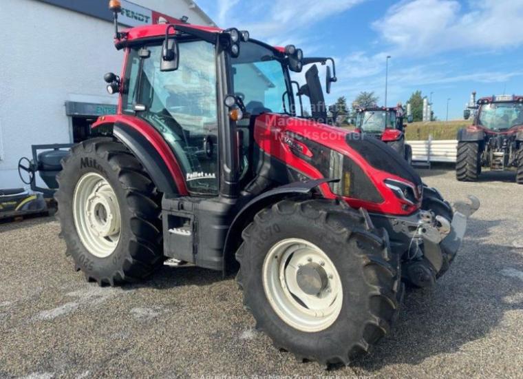 Tracteur Valtra rouge